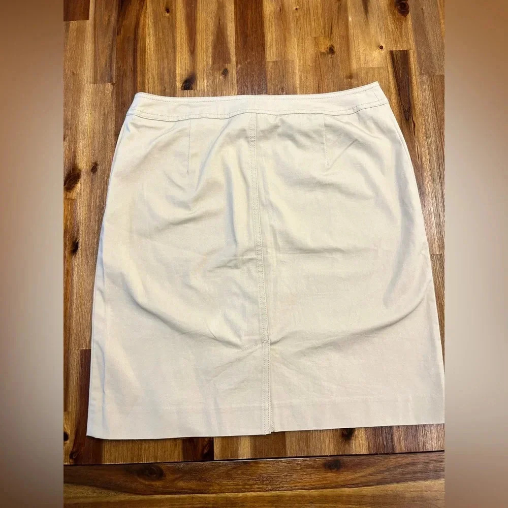 Jones New York sport tan khaki mini skirt, size 8 button front stretch - Picture 2 of 8